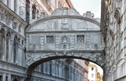 Nopūtu tilts Venēcijā