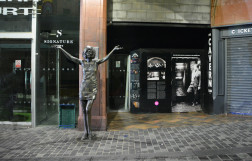 Памятник Силле Блэк (Cilla Black) в Ливерпуле