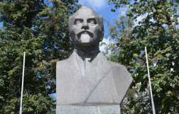 Памятник Чичерину в Калуге