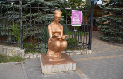 Скульптура "Девушка, читающая книгу"