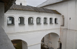 Переходы по стенам кремля с видом на озеро Неро