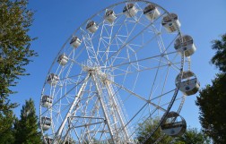 Колесо обозрения на набережной в Евпатории