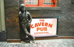 Памятник Джону Леннону в Ливерпуле