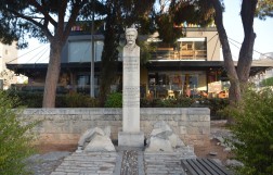 Бюст Василиса Михайлидиса в Лимасоле