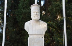 Бюст Соломона Панагидиса (Solomon Panagidis) в Лимасоле