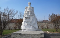 Памятник Беслану Тулатову
