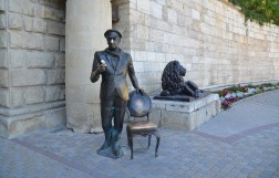 Памятник Остапу Бендеру у озера Провал