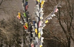 Tree with birdhouses in the Esplanade park