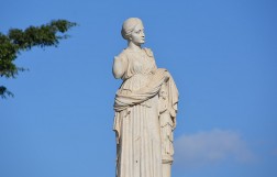 Фонтан и статуя Артемиды в Ларнаке