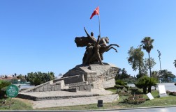 Памятник Ататюрку в Анталье