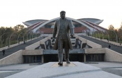 Памятник Карену Демирчяну в Ереване