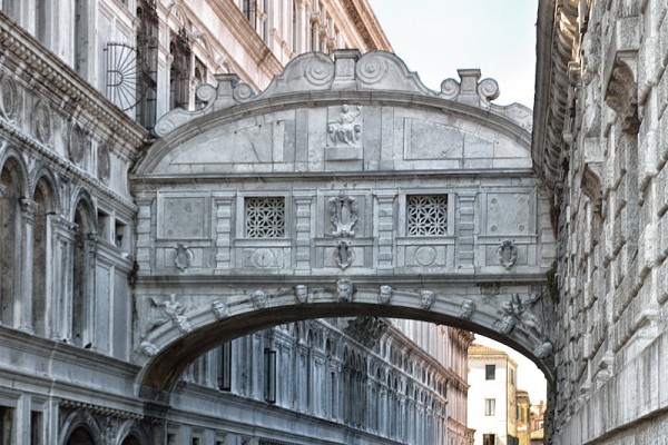 Nopūtu tilts Venēcijā