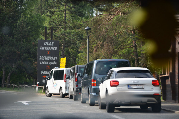 Autostāvvietas pie Plitvices ezeriem