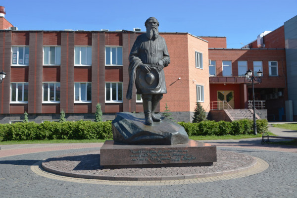 Памятник Льву Толстому в Подольске