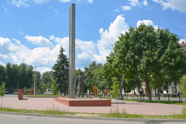 Скульптура "Подольск — город рабочего класса"