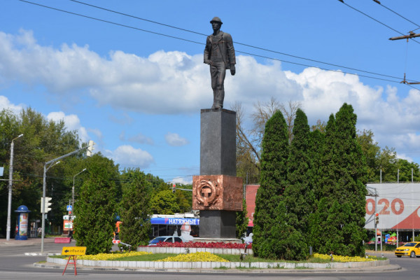 Скульптура "Человек и труд" в Калуге