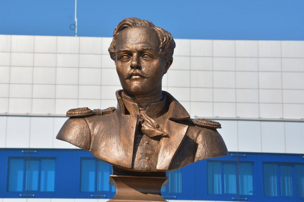 Памятник Лермонтову у аэропорта Минеральные Воды