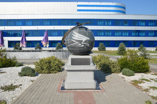 Памятник "40 лет рейсу Москва-КавМинВоды"