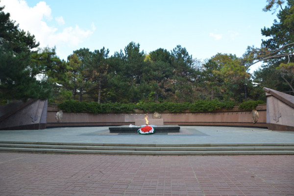 Аллея героев и мемориал "Вечный огонь" в Симферополе