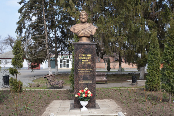 Памятник К. Л. Хетагурову в Беслане