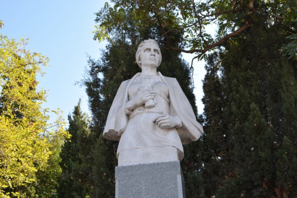 Памятник Лесе Украинке в Балаклаве