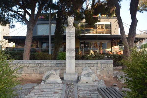 Бюст Василиса Михайлидиса в Лимасоле