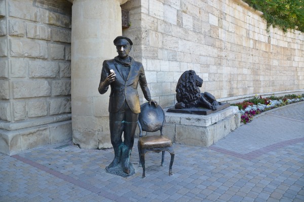 Памятник Остапу Бендеру у озера Провал