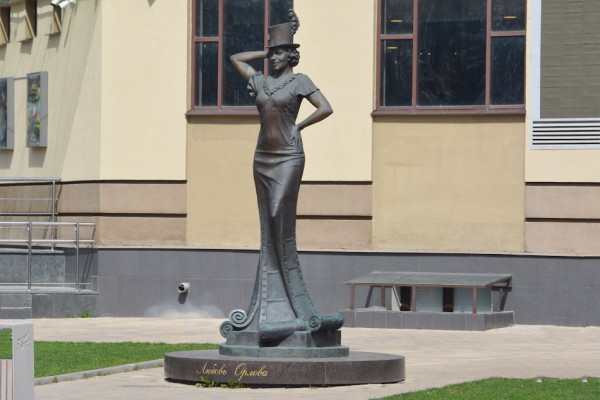 Памятник Любови Орловой (Звенигород)