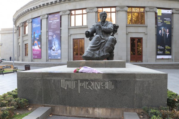 Памятник Араму Хачатуряну в Ереване