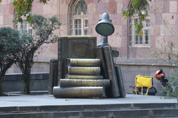 Памятник Книге ("Читатель"), Ереван